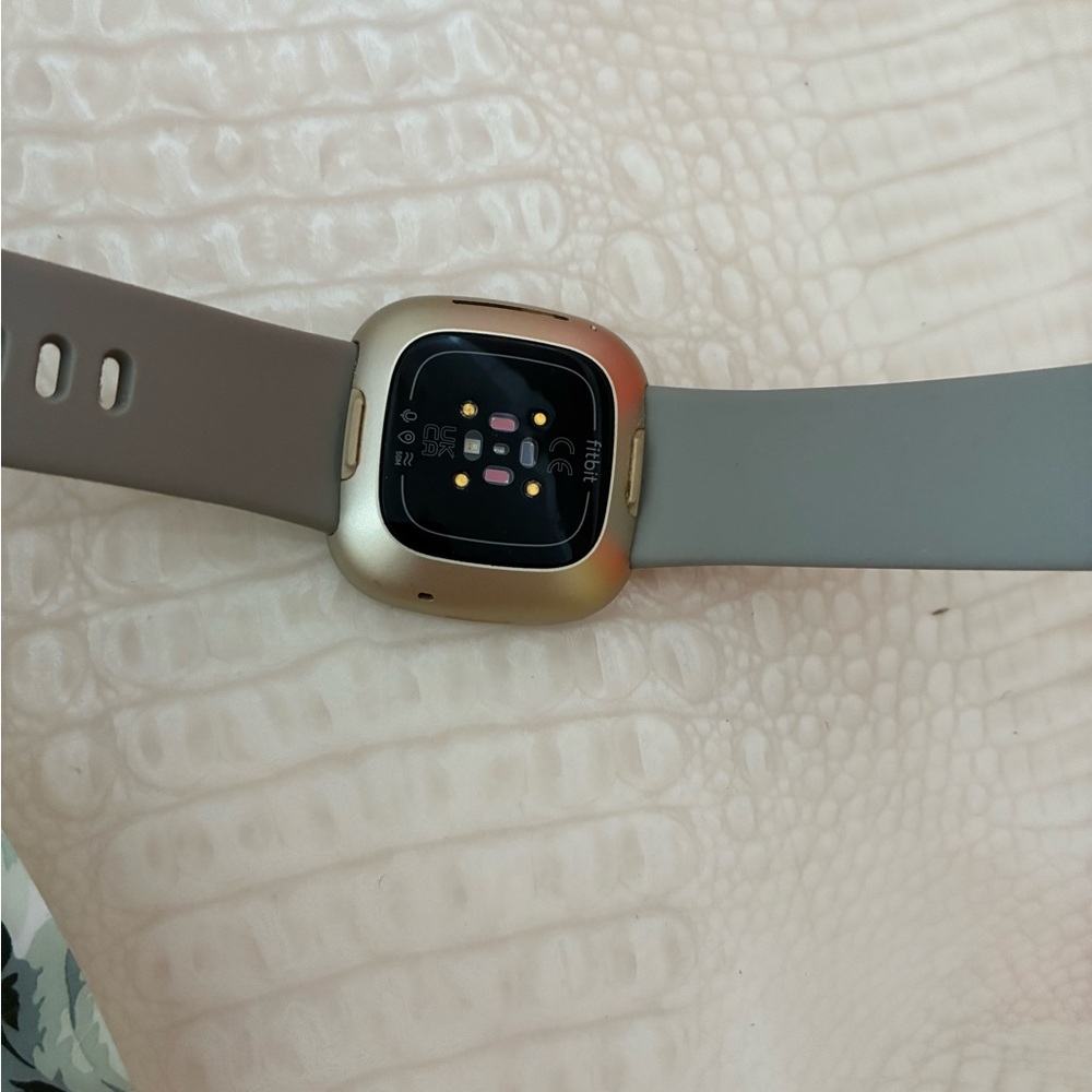 Apple.  Samsung.  Fitbit lot of 25.  for repair broken damaged - Picture 8 of 16